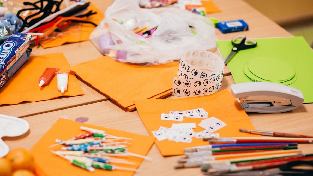 Manualidades dentro de un aula.