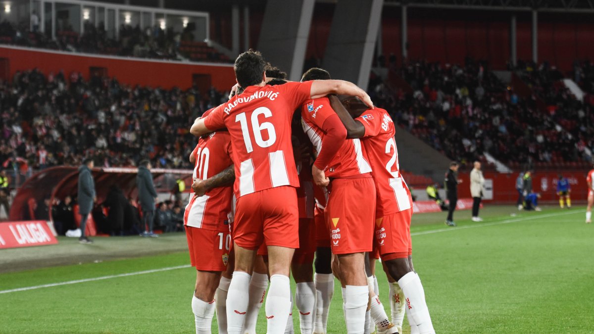 La piña del Almería en la victoria ante el Zaragoza.