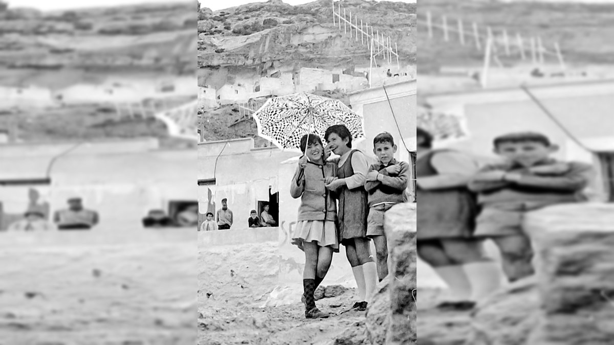 Niños celebrando la lluvia en las laderas de los cerros de la Chanca allá por los años sesenta
