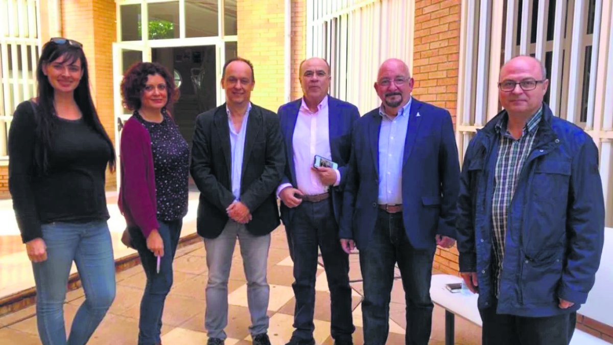 Manuel López, segundo por la derecha. Sobre la imagen, la portada del volumen consagrado a la memoria de Manuel López, catedrático de Filología Latina de la Universidad de Almería.