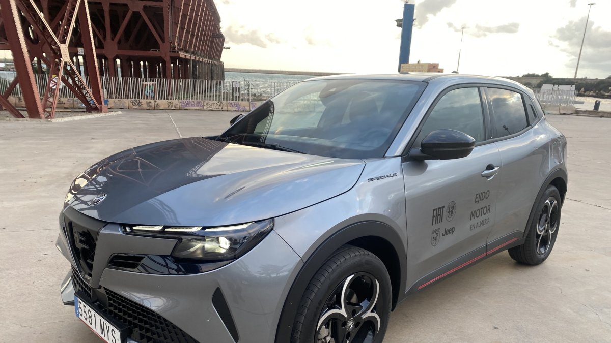 Un momento de la prueba del Alfa Romeo Junior junto a la ballena de Gabriel