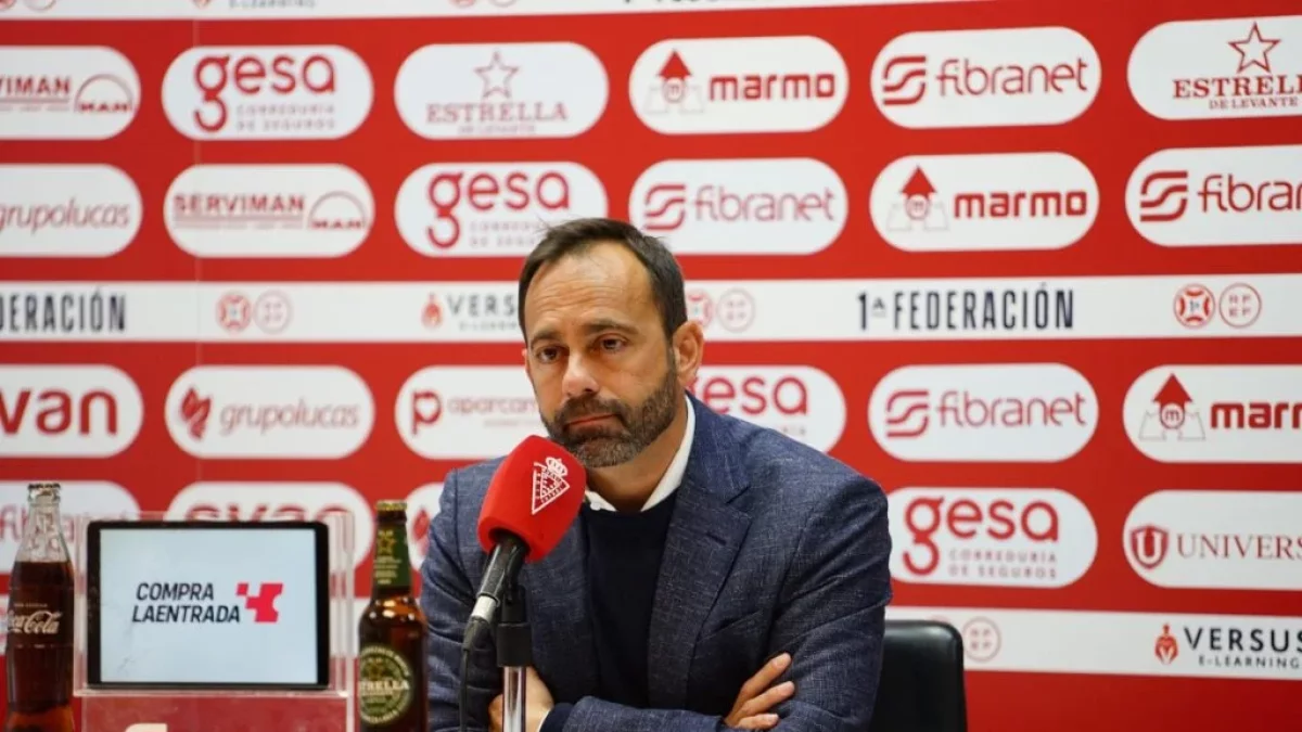 El entrenador almeriense ha instalado al Real Murcia entre los mejores y no le llega.