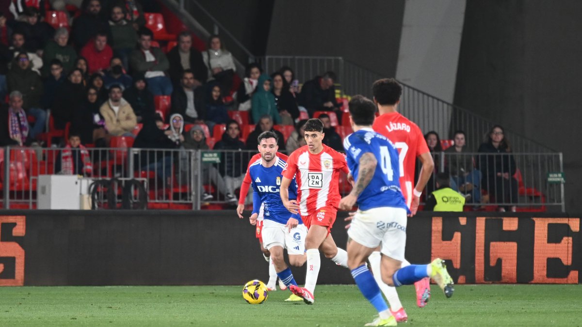 Quintanilla en el partido con el Almería ante el Oviedo en el Estadio de los Juegos Mediterráneos.