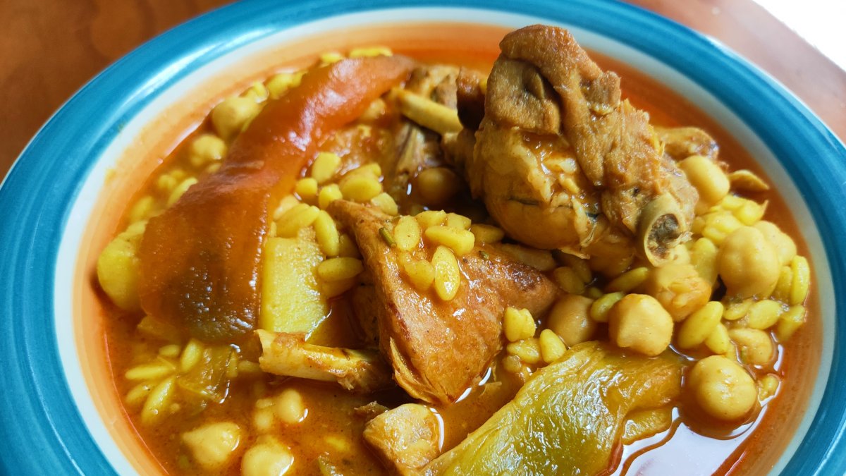 Un plato de gurullos con conejo.