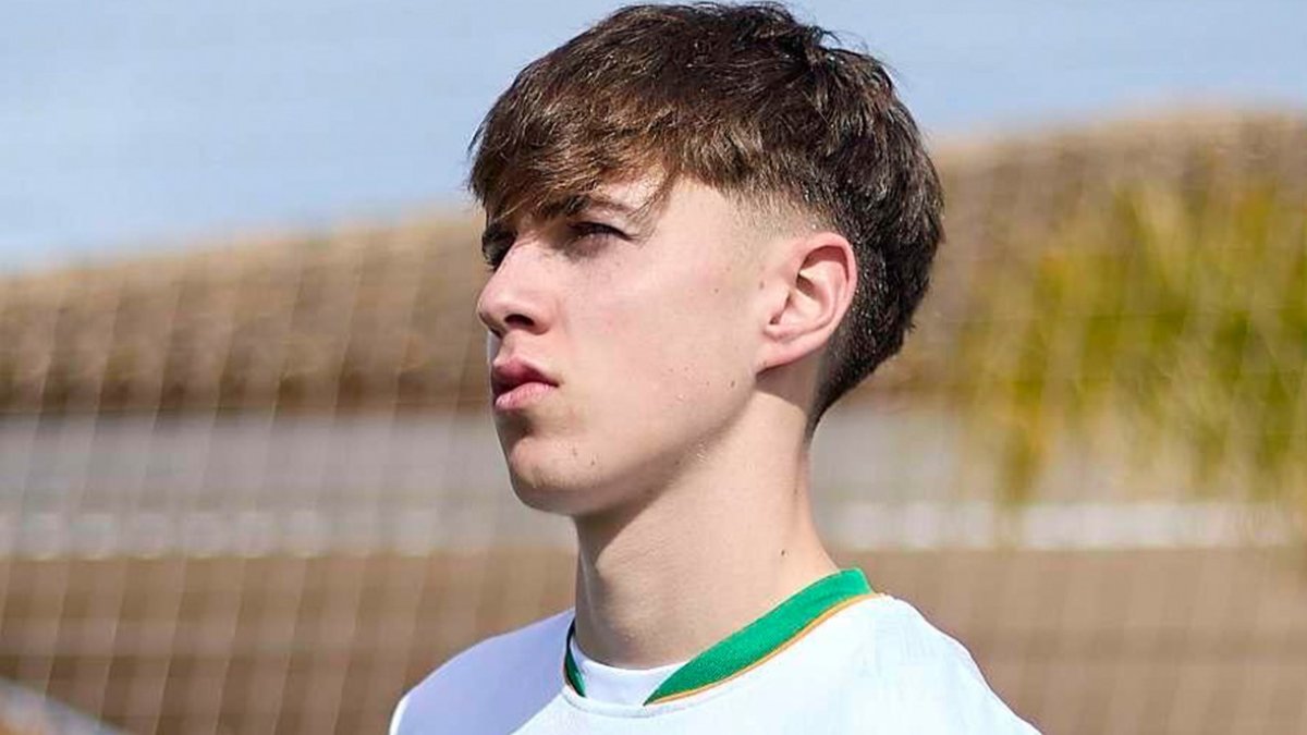 Al jugador del Almería le sienta bien la camiseta de Irlanda.