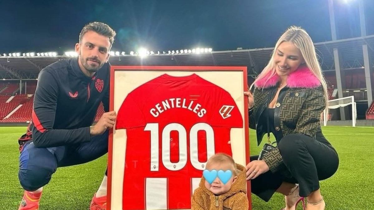 Emotiva imagen del futbolista con la familia.