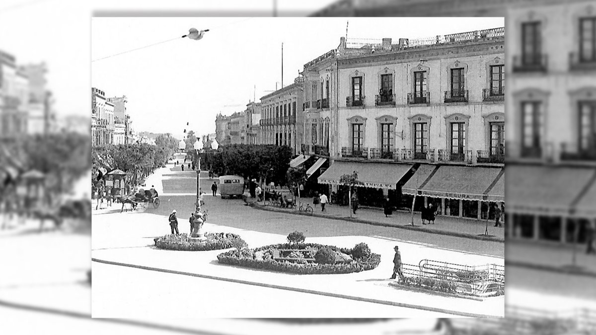 La Puerta de Purchena y el Paseo en los años 50 cuando eran dos de los rincones más hermosos de la ciudad, con su vida tranquila, sus casas nobles y sus comercios clásicos.