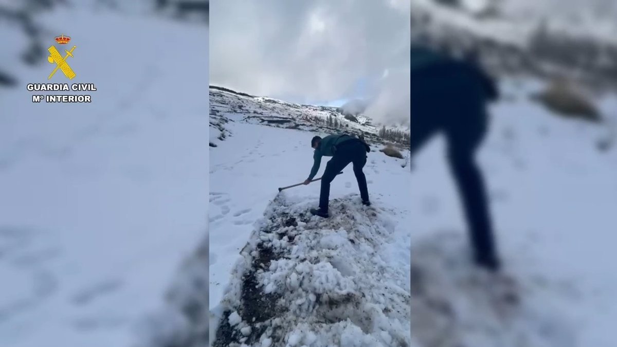 Agentes de la Guardia Civil realizando las labores de rescate.