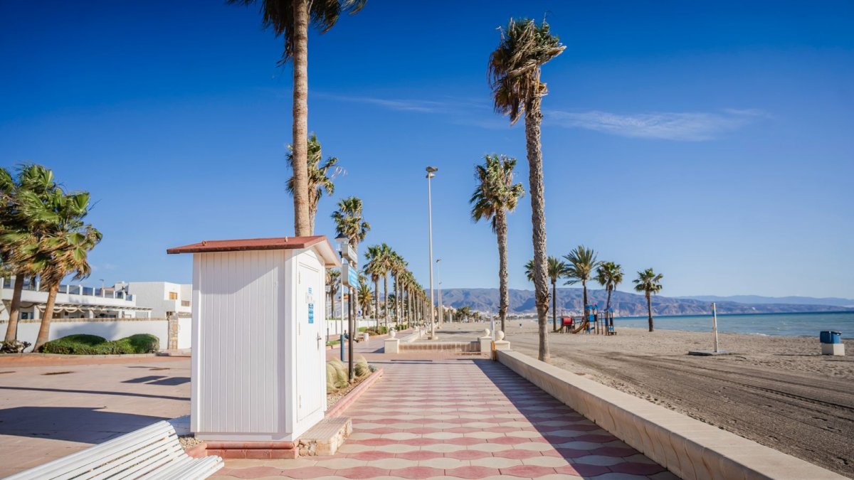 Nuevos aseos adaptados instalados en las playas de Roquetas de Mar.
