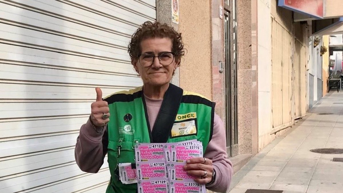 Manuela Merlos, vendedora de la ONCE, es muy conocida en el municipio.