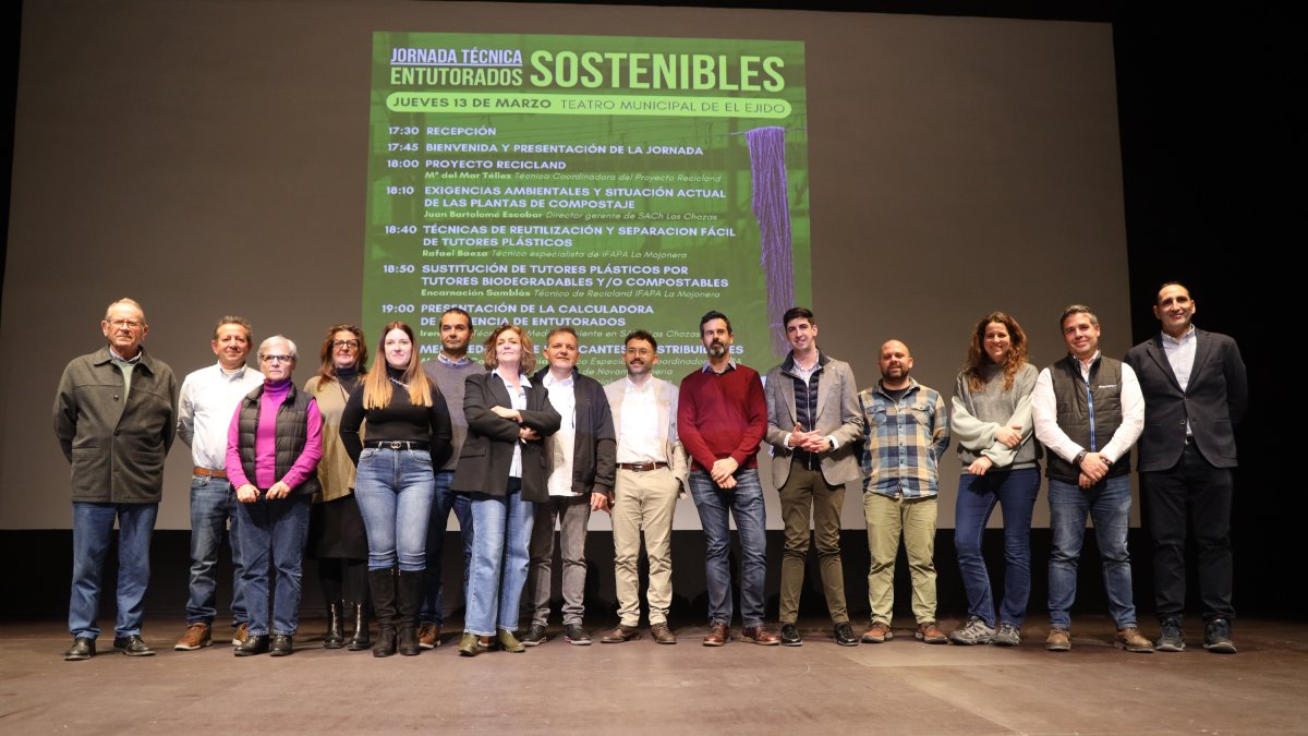 El Teatro Municipal de El Ejido ha acogido una jornada técnica sobre entutorado sostenible y su repercusión en la gestión de restos vegetales.