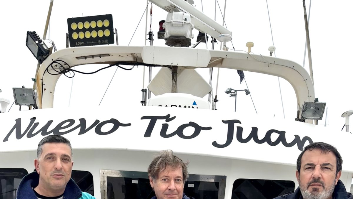 Óscar Jerez, armador Nuevo Tío Juan, Vicente Parisi Investigador UPC y Pedro Hernández gerente Carbopesca.