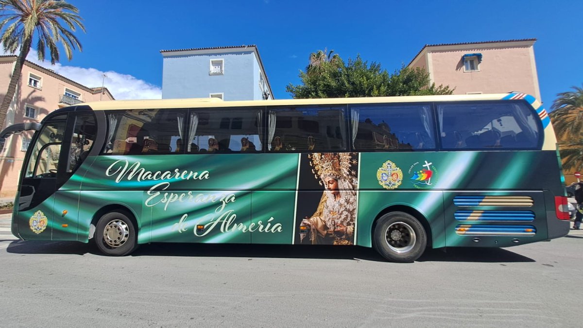 Autobús de Ramón del Pino con la imagen de la Esperanza Macarena.