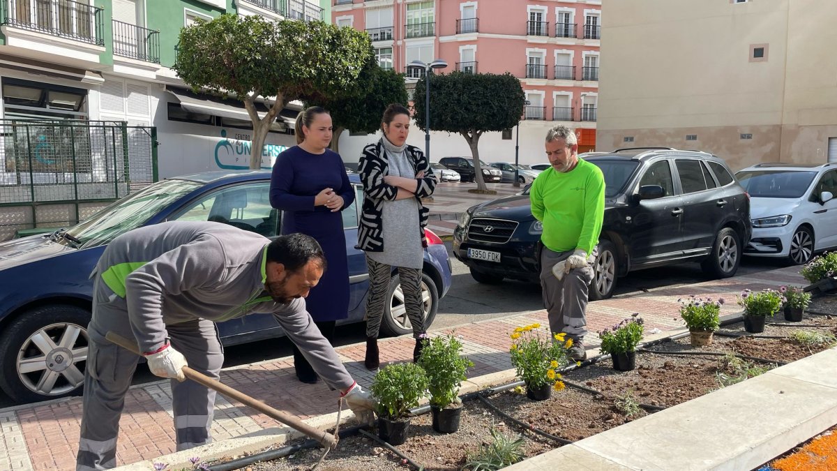 Los trabajadores del Ayuntamiento plantando algunas especies.