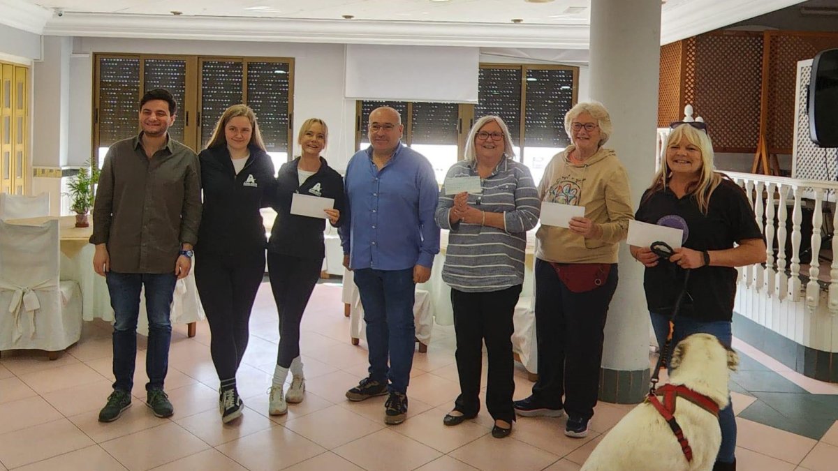 Las Damas de Huércal-Overa entregan las donaciones.