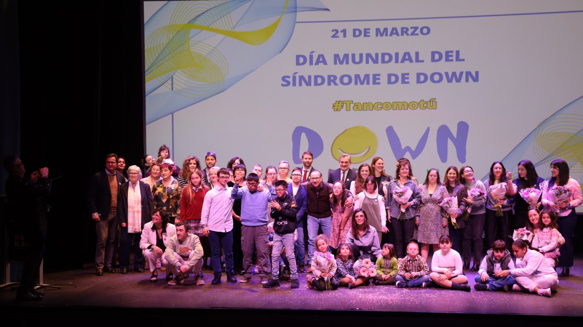 Foto de familia en la Gala 2025 de la Asociación Down El Ejido.