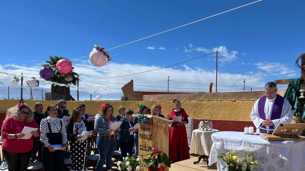Los vecinos de Paraje Guillén celebran una misa en su placita de toros.