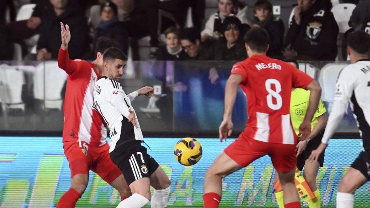 Una de las jugadas del Burgos-Almería.