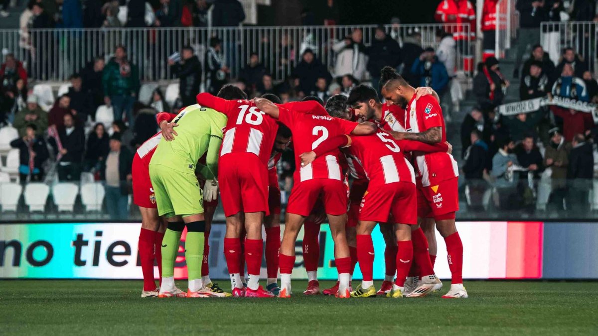 Maximiano haciendo piña con sus compañeros antes de firmar un mal partido.