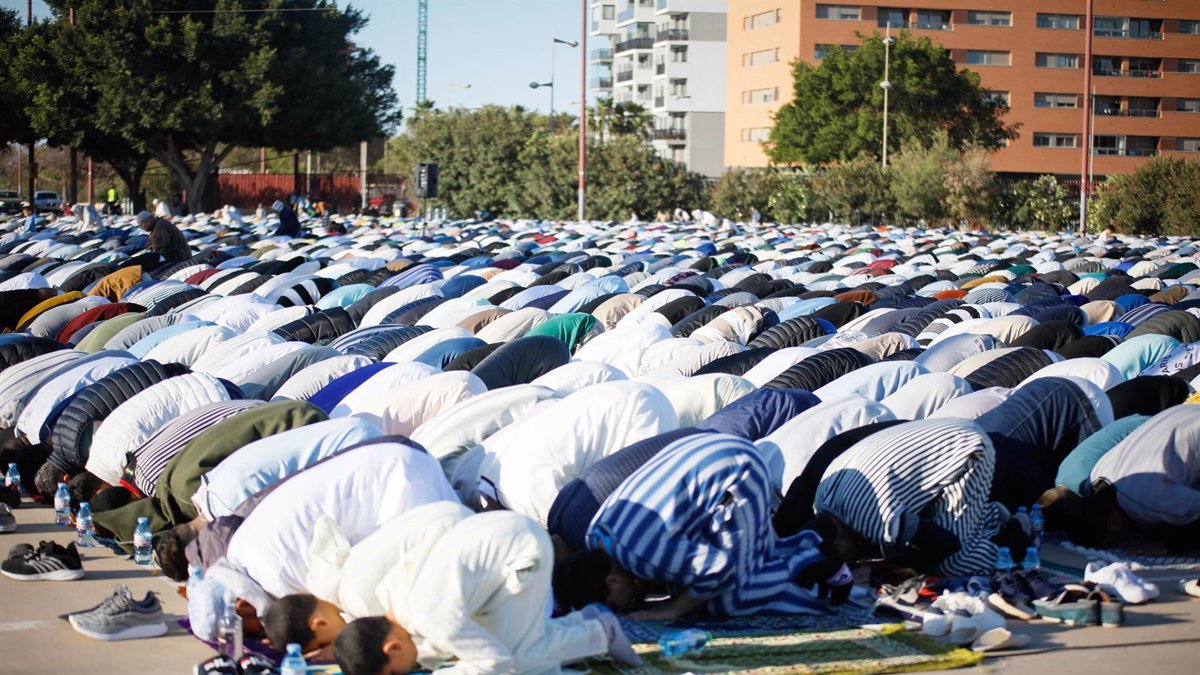 Los musulmanes celebran el final del mes del ayuno en Almería.