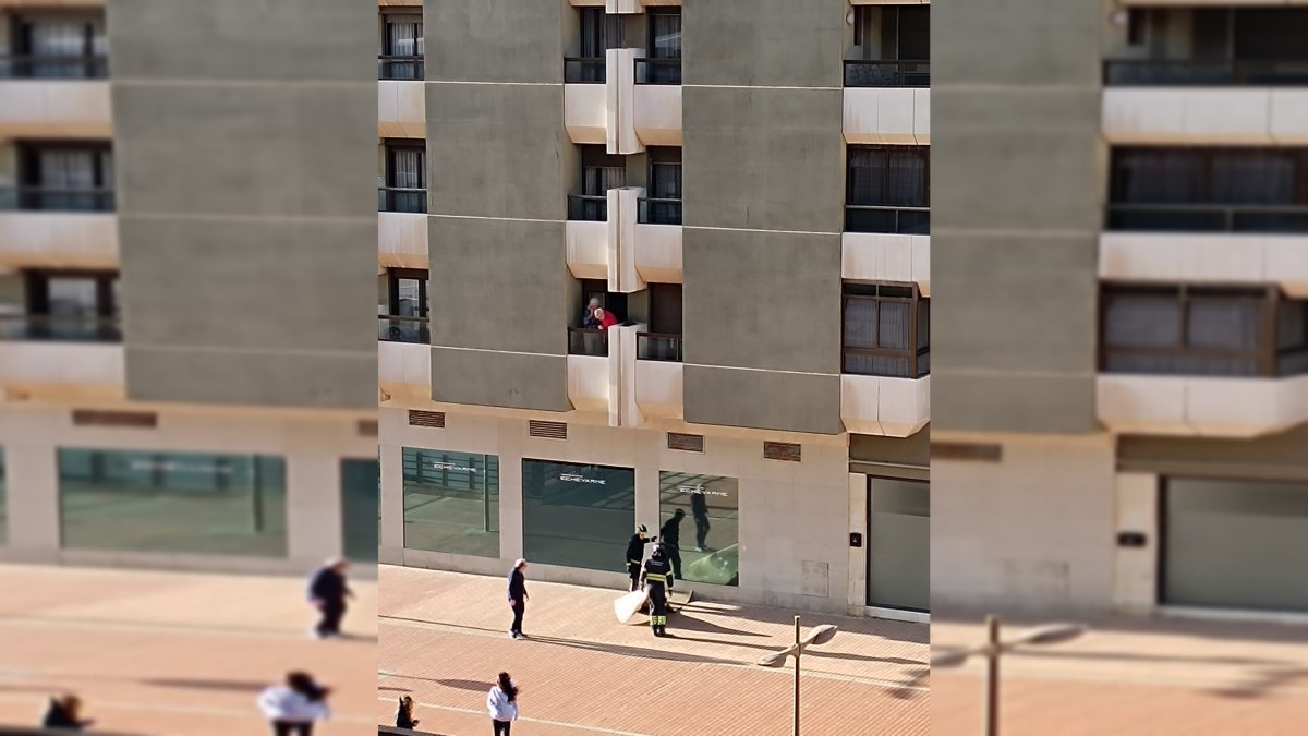 Bomberos retiran la chapa en Oliveros.