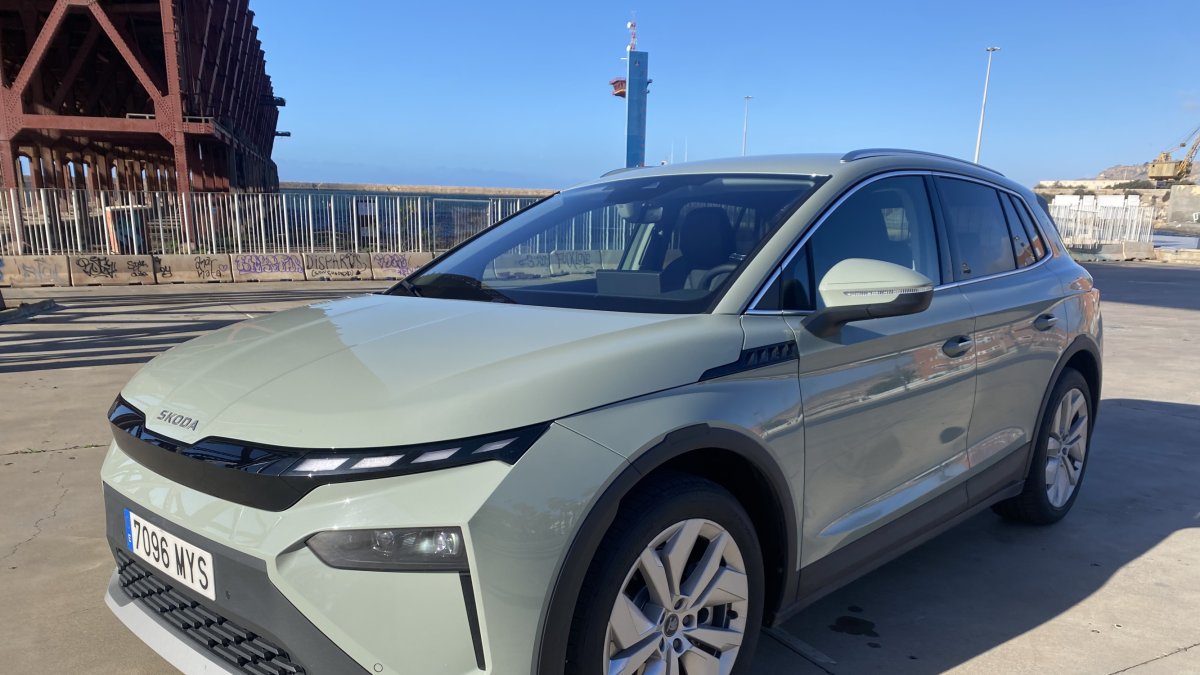 Skoda Elroq junto a la ballena del pequeño Gabriel durante la prueba realizada