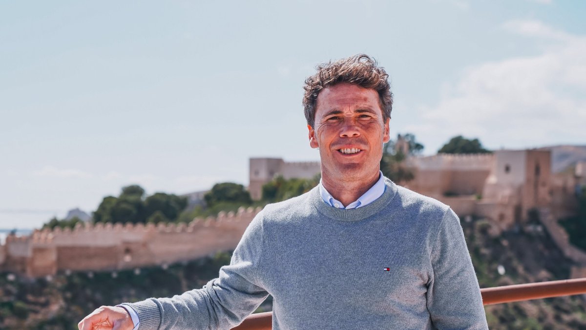El entrenador catalán del Almería posa desde el Cerro San Cristóbal.