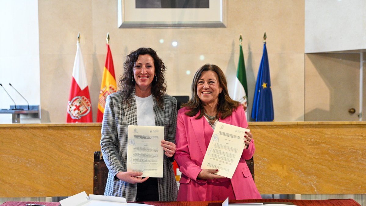 María del Mar Vázquez y Carmen Castillo tras la firma del acuerdo