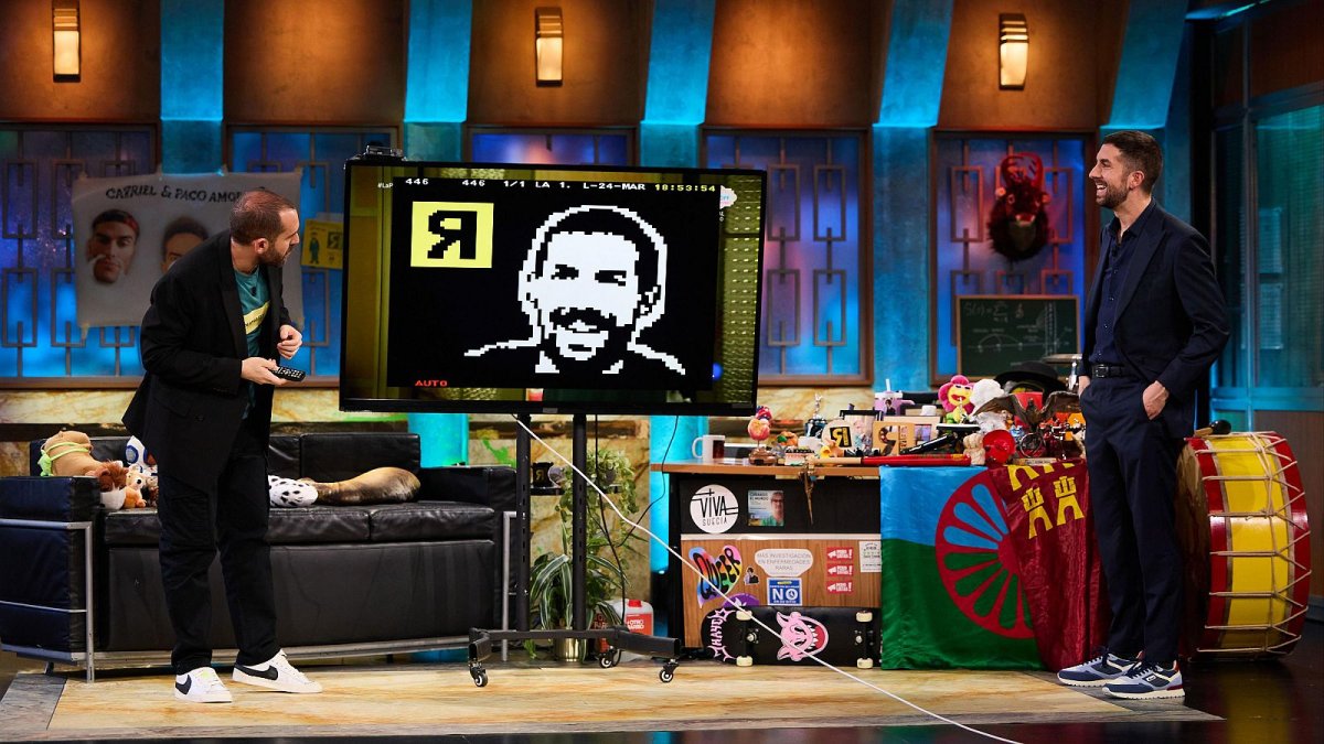 Jorge Ponce y David Broncano, con el retrato del segundo en teletexto en el programa ‘La Revuelta’.