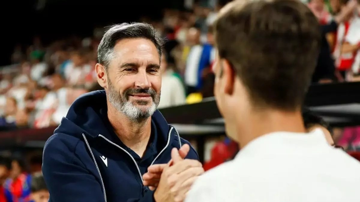 Vicente Moreno saluda a Iñigo Pérez que puede ser su relevo.