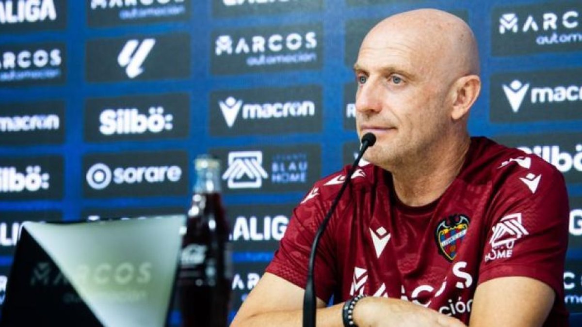 Un entrenador que vive feliz con la presión de ser primero de la fila.