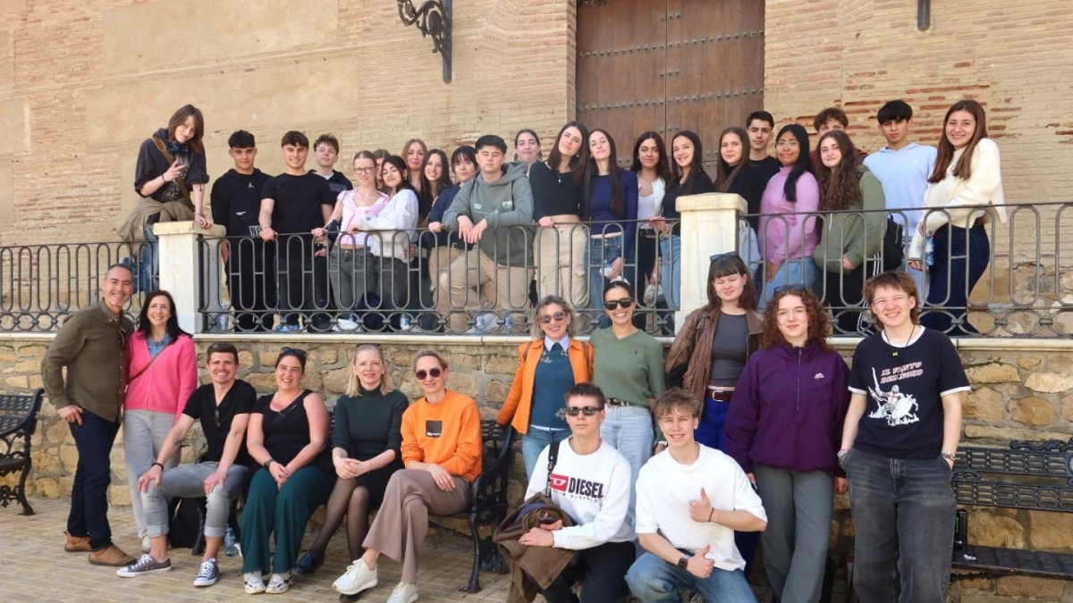 Estudiantes, docentes y autoridades durante la visita a con el programa Erasmus+.