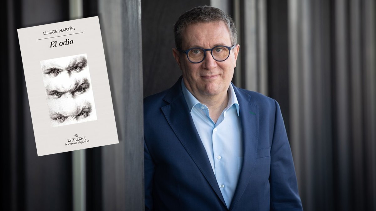 El escritor Luisgé Martín y la cubierta de su libro ‘El odio’, publicado por Anagrama.