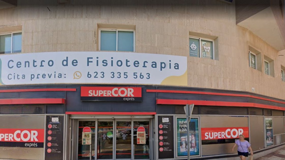 Fachada y puerta de entrada del Supercor.