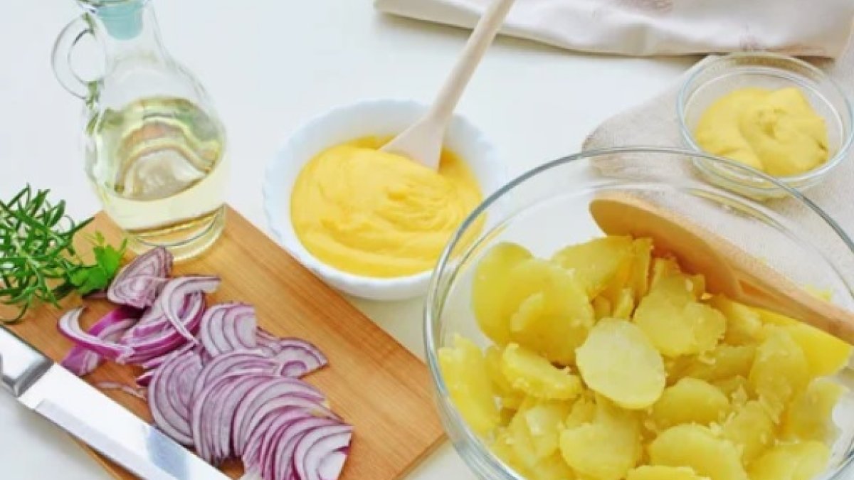 Preparación de una ensalada de patata cocida.