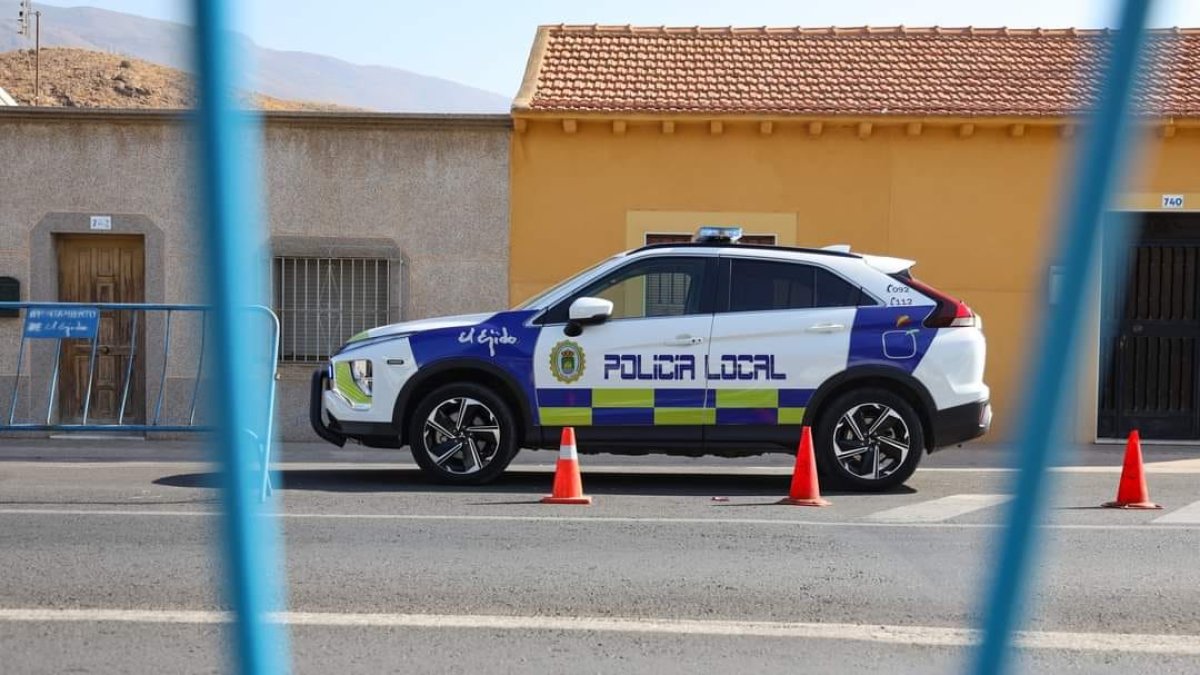 Vehículo de la Policía Local de El Ejido durante un servicio.