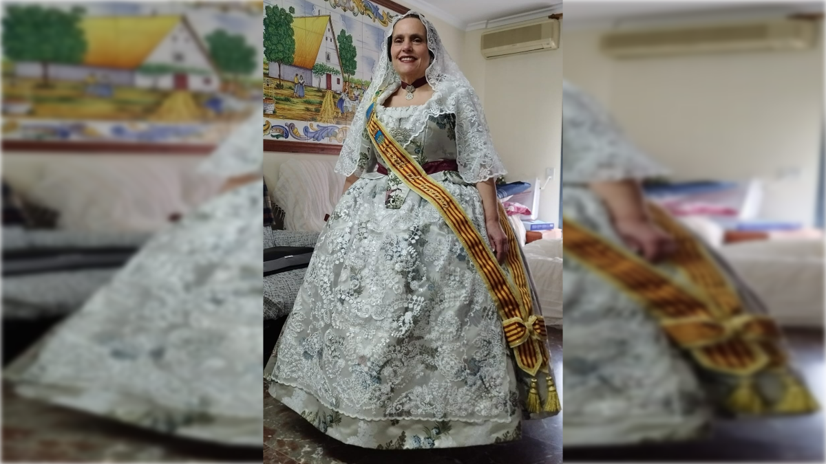 Isabel Guardia, una almeriense que se ha vestido de fallera por primera vez en su vida.