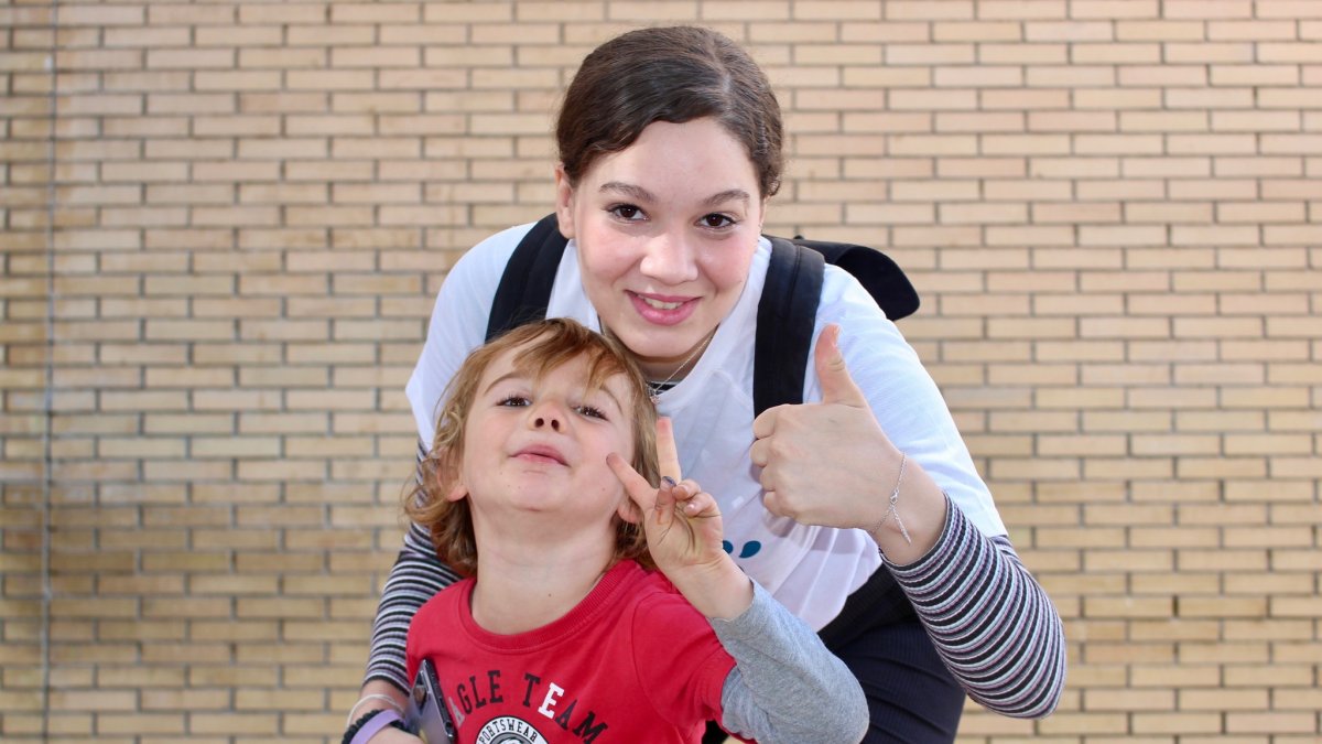 Una de las monitoras junto a uno de los niños participantes en una edición anterior.