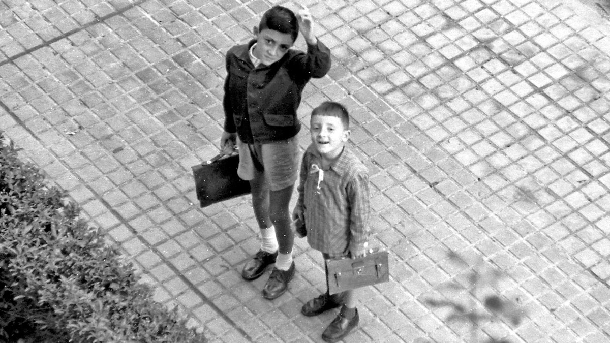 Los hermanos Carrión con sus carteras de cuero con correas a comienzos de los años 60.