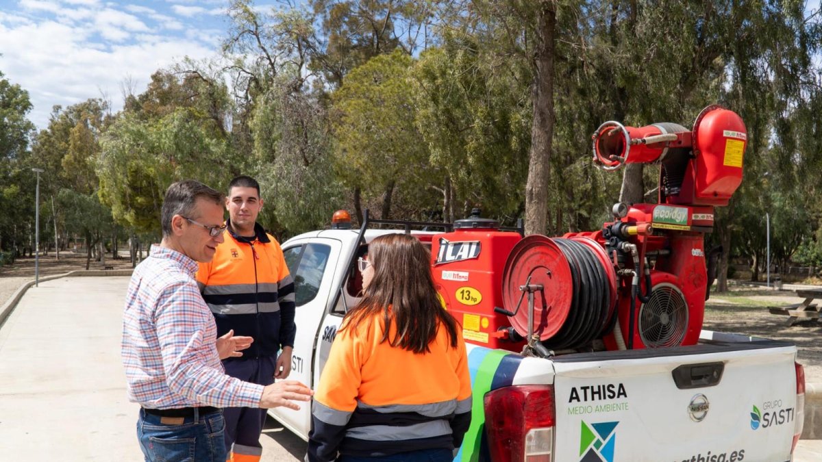 Antonio Urdiales junto al equipo de trabajo contra los mosquitos