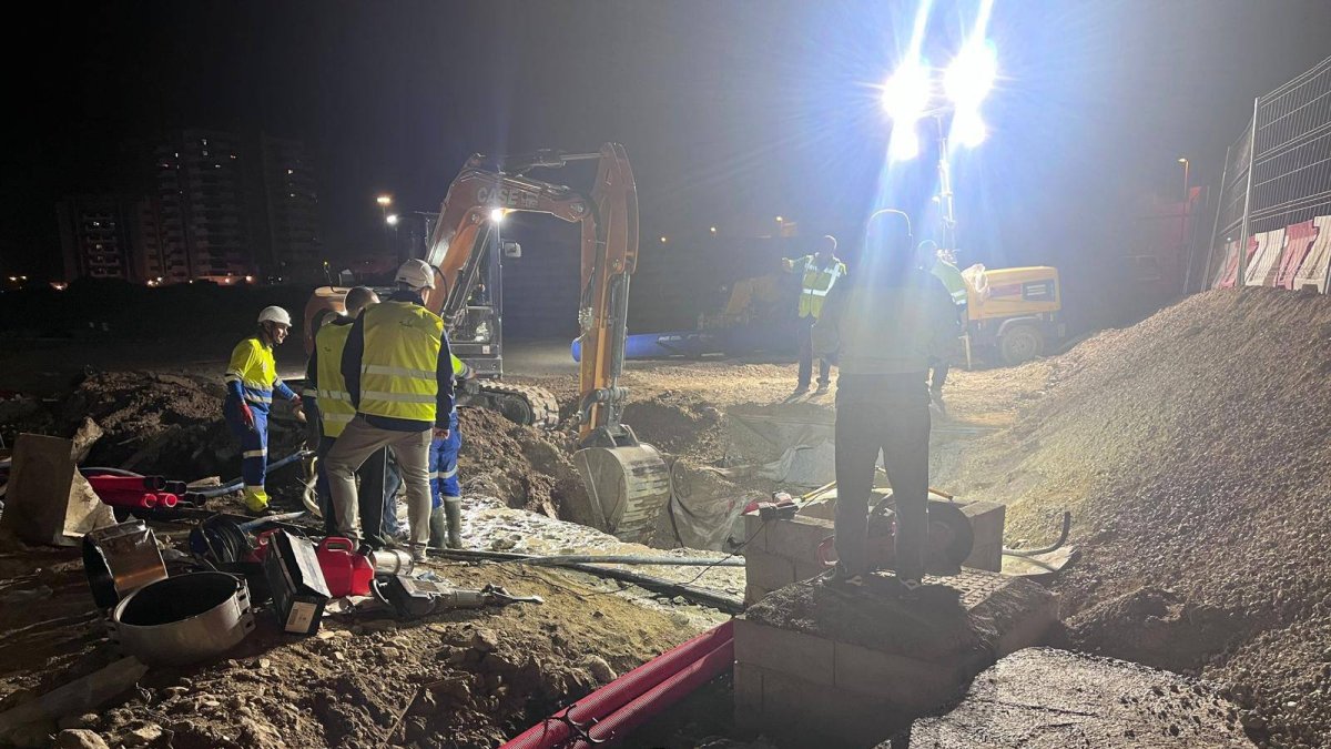 Las obras del soterramiento han provocado la rotura de una tubería de abastecimiento en Almería.