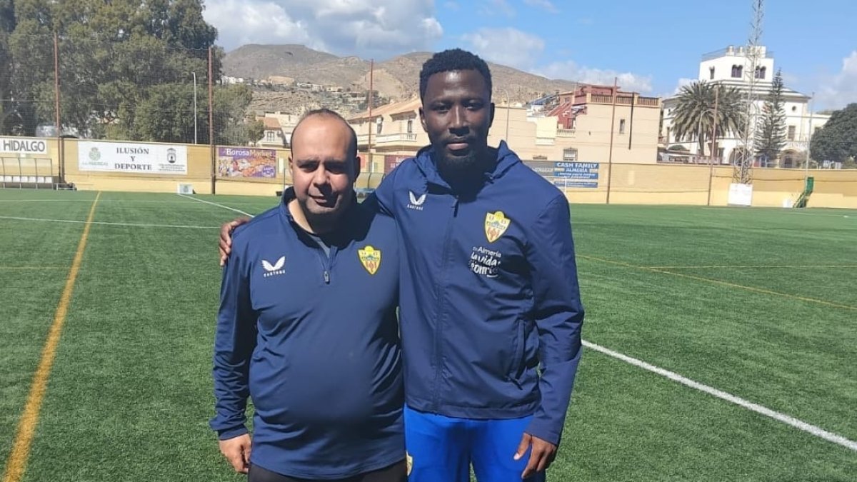 Jonathan Zongo con el 'Capi', conserje del campo del Huércal, Francisco Pomedio.