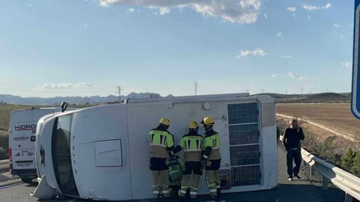 Autocaravana volcada en la vía.