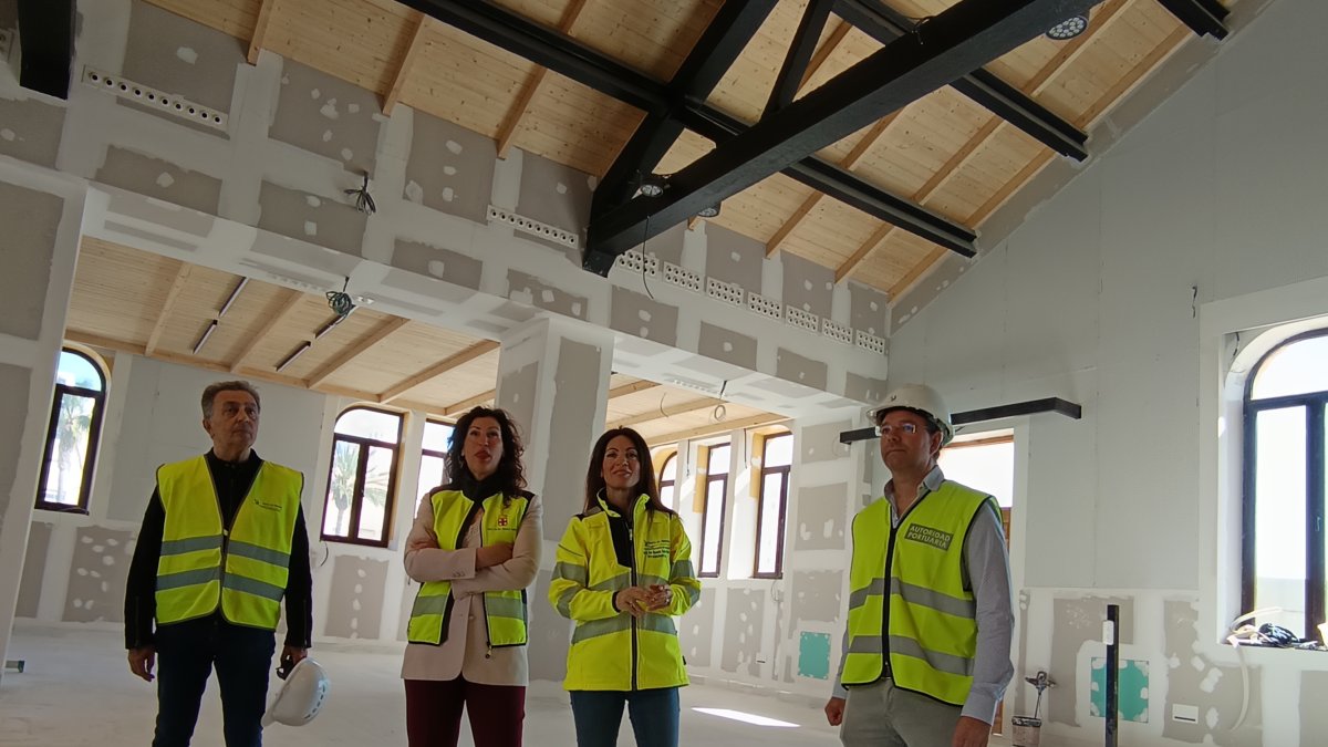 María del Mar Vázquez y Rosario Soto durante la visita a la rehabilitación del Varadero