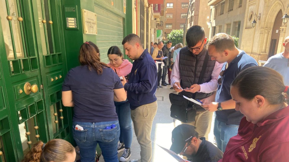 Éxito en las quedadas para cambiar cromos de las Holy Cards en 2025