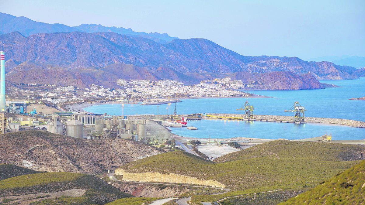 Carboneras, antes de que fuera derribada la chimenea.