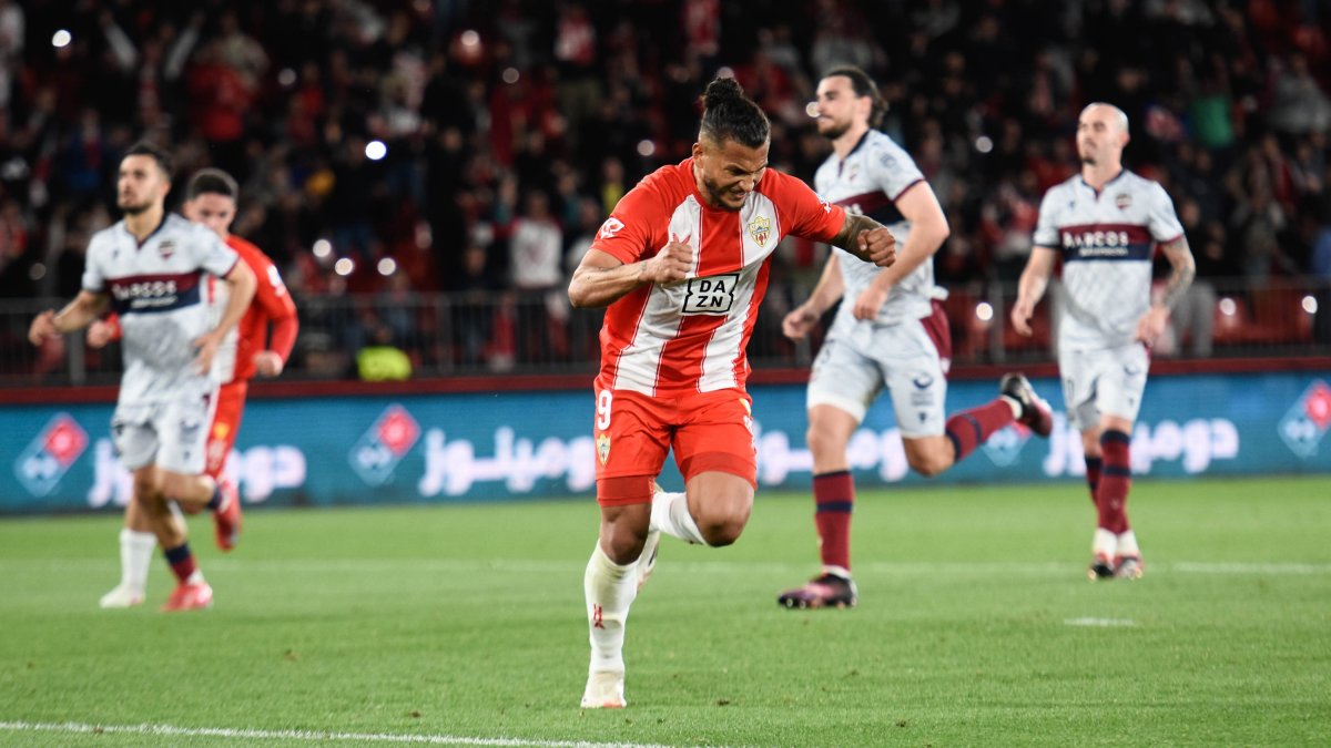 La rabia contenida de Luis Javier Suárez salía después de transformar el penalti frente a Andrés Fernández.