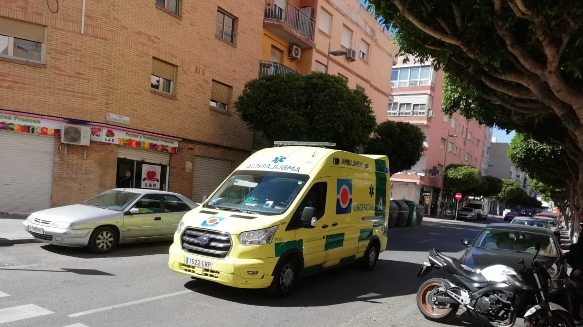 Imagen de la ambulancia que ha llegado a Calzada de Castro para atender el atropello.
