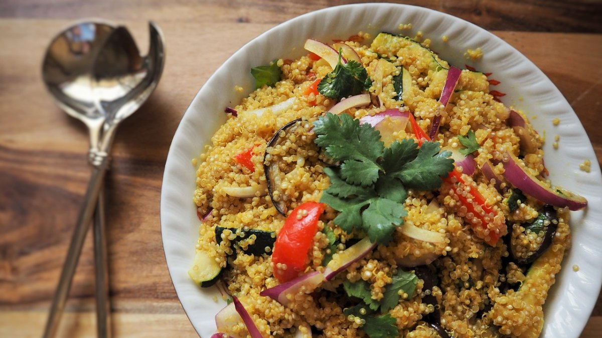 Quinoa con pollo para almorzar.