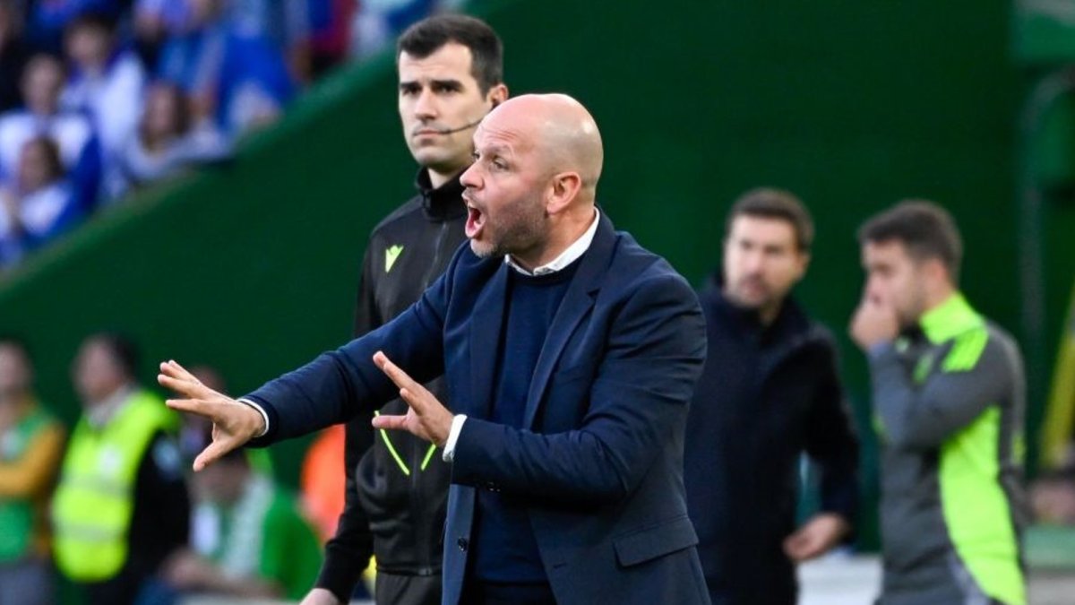 El entrenador asturiano del Racing de Santander mana en El Sardinero.